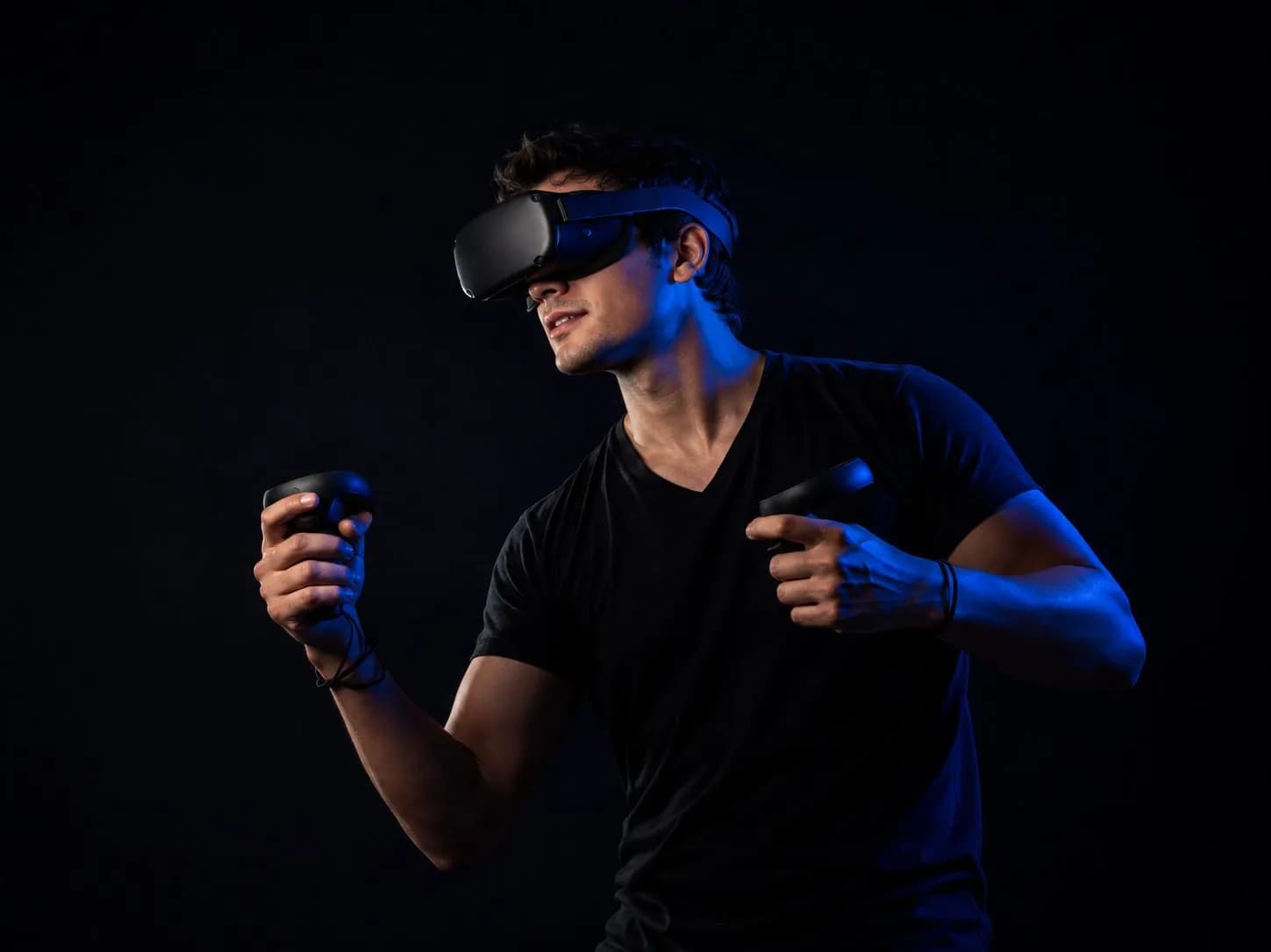 VR-ակնոցով խաղացող՝ կապույտ լույսի տակ